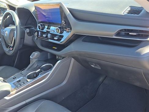 Used 2023 Toyota Highlander Limited image 28