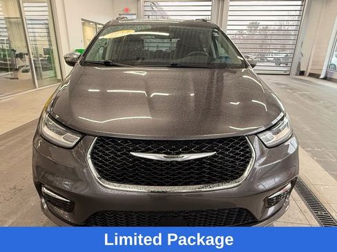 Used 2023 Chrysler Pacifica Limited image 2