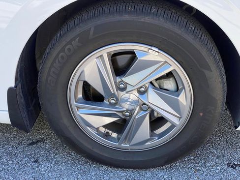 Certified 2024 Hyundai Elantra SE FWD image 36