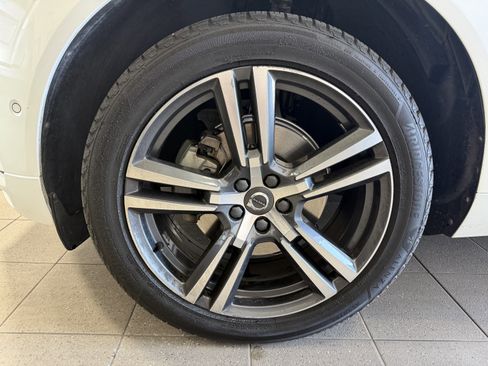 Used 2019 Volvo XC60 T5 Momentum w/ Multimedia Package image 5