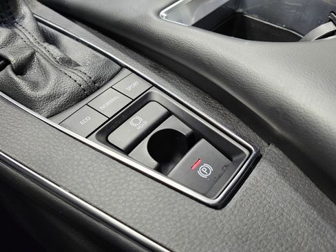 Used 2022 Toyota Avalon XLE image 9