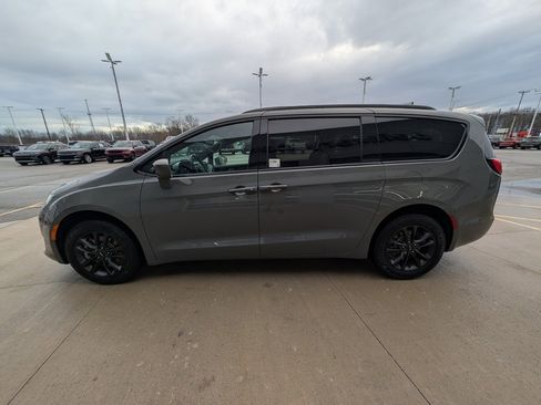 Used 2020 Chrysler Pacifica Touring-L w/ Advanced Safetytec Group image 7