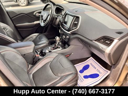 Used 2016 Jeep Cherokee Trailhawk w/ Comfort/Convenience Group AWD/4WD image 11