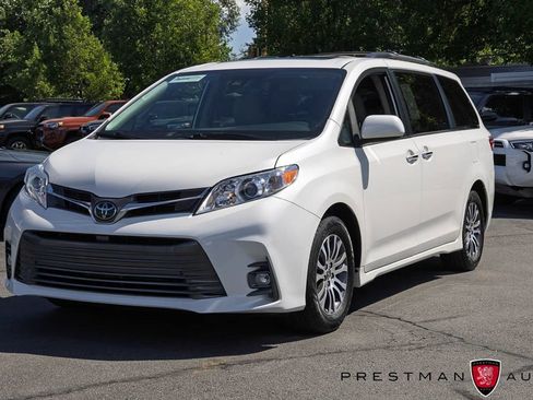 Used 2020 Toyota Sienna XLE Premium FWD image 16