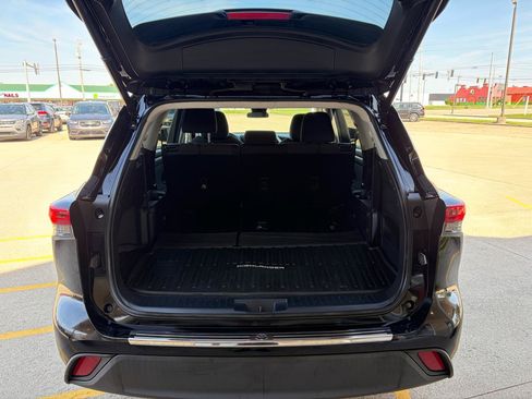 Used 2020 Toyota Highlander LE AWD/4WD image 12