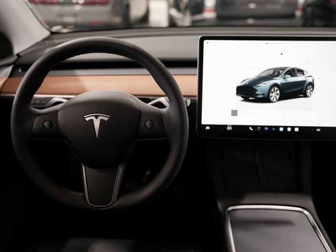 Used 2024 Tesla Model Y Long Range AWD/4WD image 13