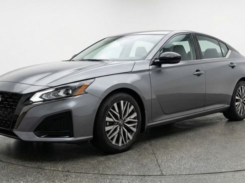Used 2025 Nissan Altima 2.5 SV image 3