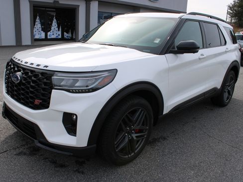 Used 2025 Ford Explorer ST image 2