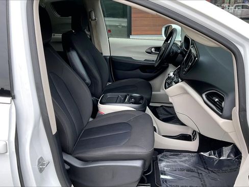 Used 2020 Chrysler Pacifica Touring image 22
