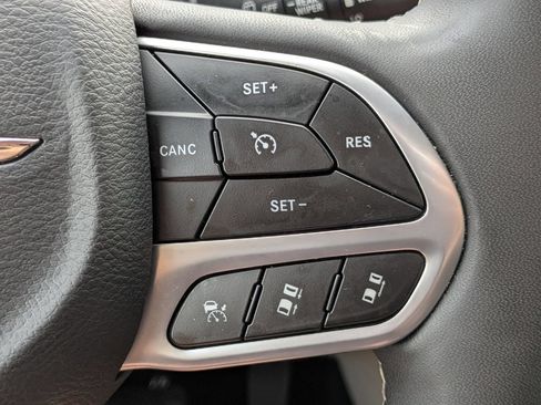 Used 2023 Chrysler Pacifica Touring-L FWD image 24