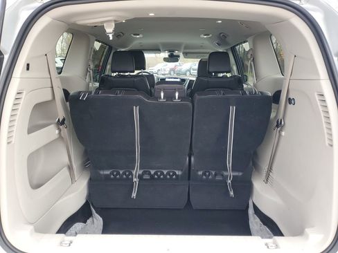 Used 2024 Chrysler Pacifica Touring-L FWD image 8