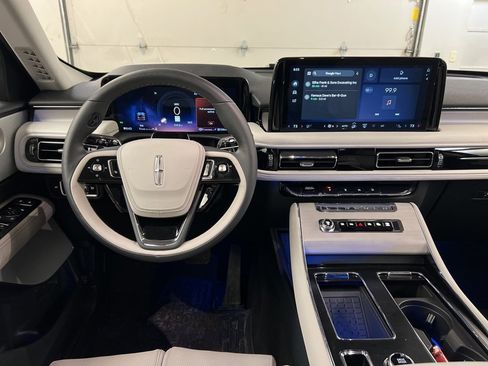 Used 2025 Lincoln Aviator Reserve w/ Equipment Group 201A image 8