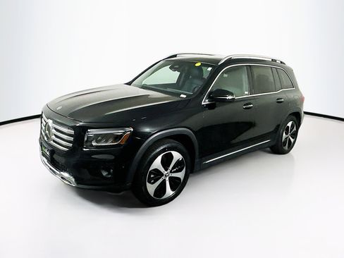 Used 2025 Mercedes-Benz GLB 250 4MATIC image 3