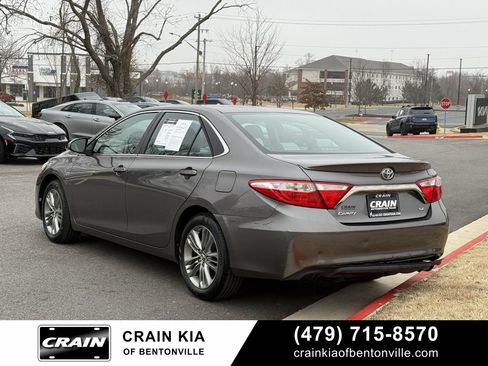 Used 2016 Toyota Camry SE image 5