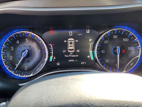 Used 2023 Chrysler Pacifica Touring-L image 10