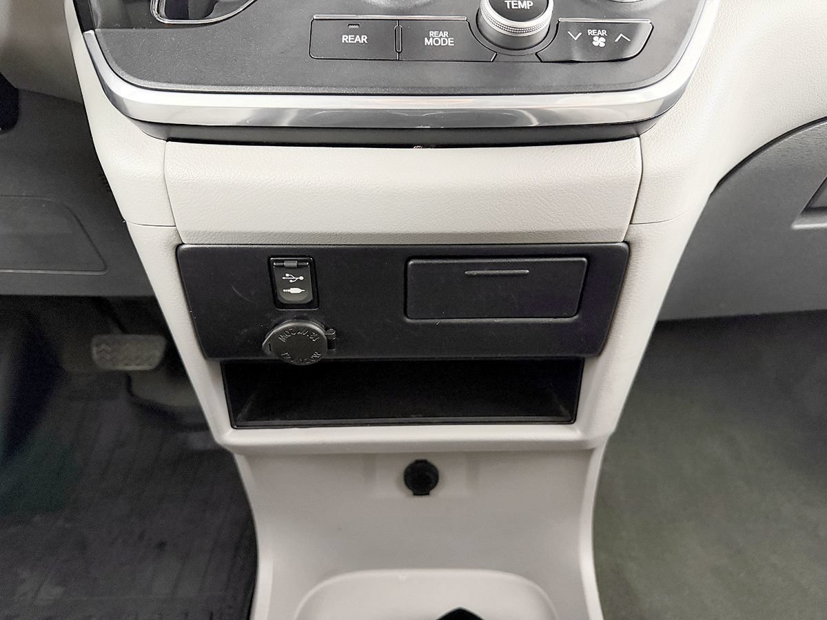 Used 2017 Toyota Sienna LE AWD/4WD image 57