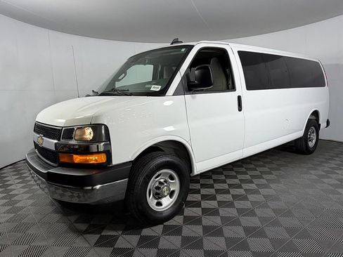Used 2025 Chevrolet Express 3500 LT w/ LT Preferred Equipment Group RWD image 3
