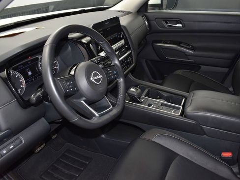 Used 2024 Nissan Pathfinder SL image 12