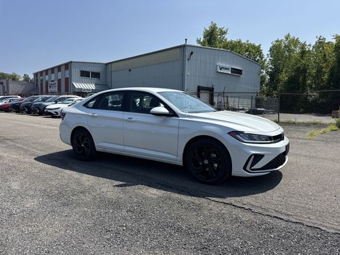 New 2025 Volkswagen Jetta SE image 3