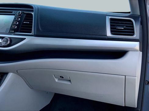 Used 2018 Toyota Highlander XLE FWD image 18