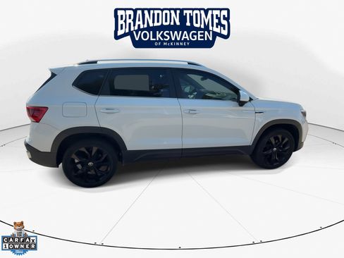 Used 2023 Volkswagen Taos SE w/ Panoramic Sunroof Package FWD image 9