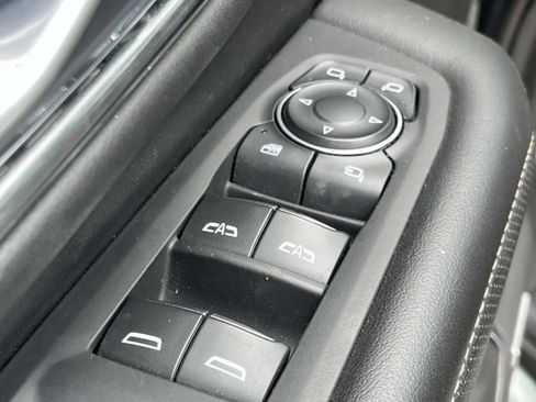 Used 2023 Chevrolet Suburban Premier image 32