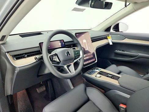 New 2025 Volvo EX90 Plus w/ Protection Package Premier image 21