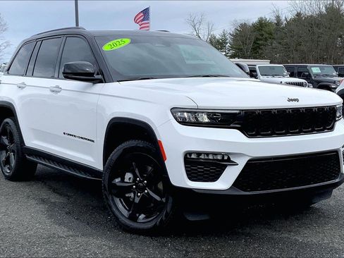 Used 2025 Jeep Grand Cherokee Limited w/ Black Appearance Package image 2