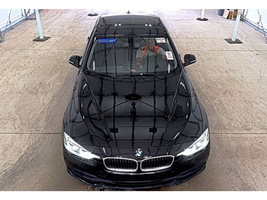 Used 2018 BMW 320i xDrive Sedan AWD/4WD image 2