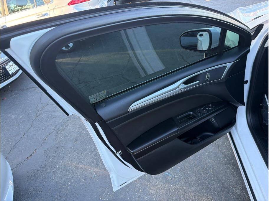 Used 2020 Ford Fusion SE FWD image 16