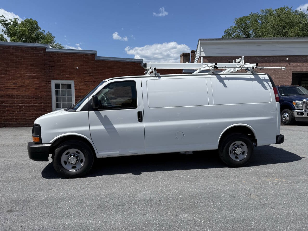 Used 2015 Chevrolet Express 2500 RWD image 1