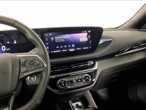 Used 2025 Buick Envista Sport Touring w/ Convenience I Package FWD image 9