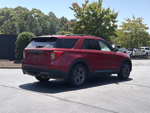 Used 2024 Ford Explorer XLT w/ Equipment Group 202A RWD image 3