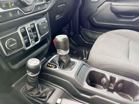 Used 2023 Jeep Gladiator Sport AWD/4WD image 23