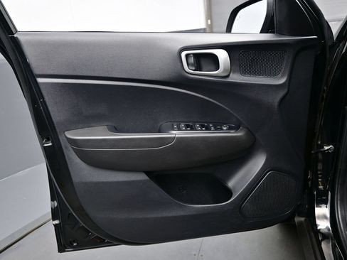 Used 2021 Hyundai Venue SEL FWD image 9
