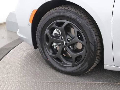 Used 2024 Chrysler Pacifica Premium FWD image 13