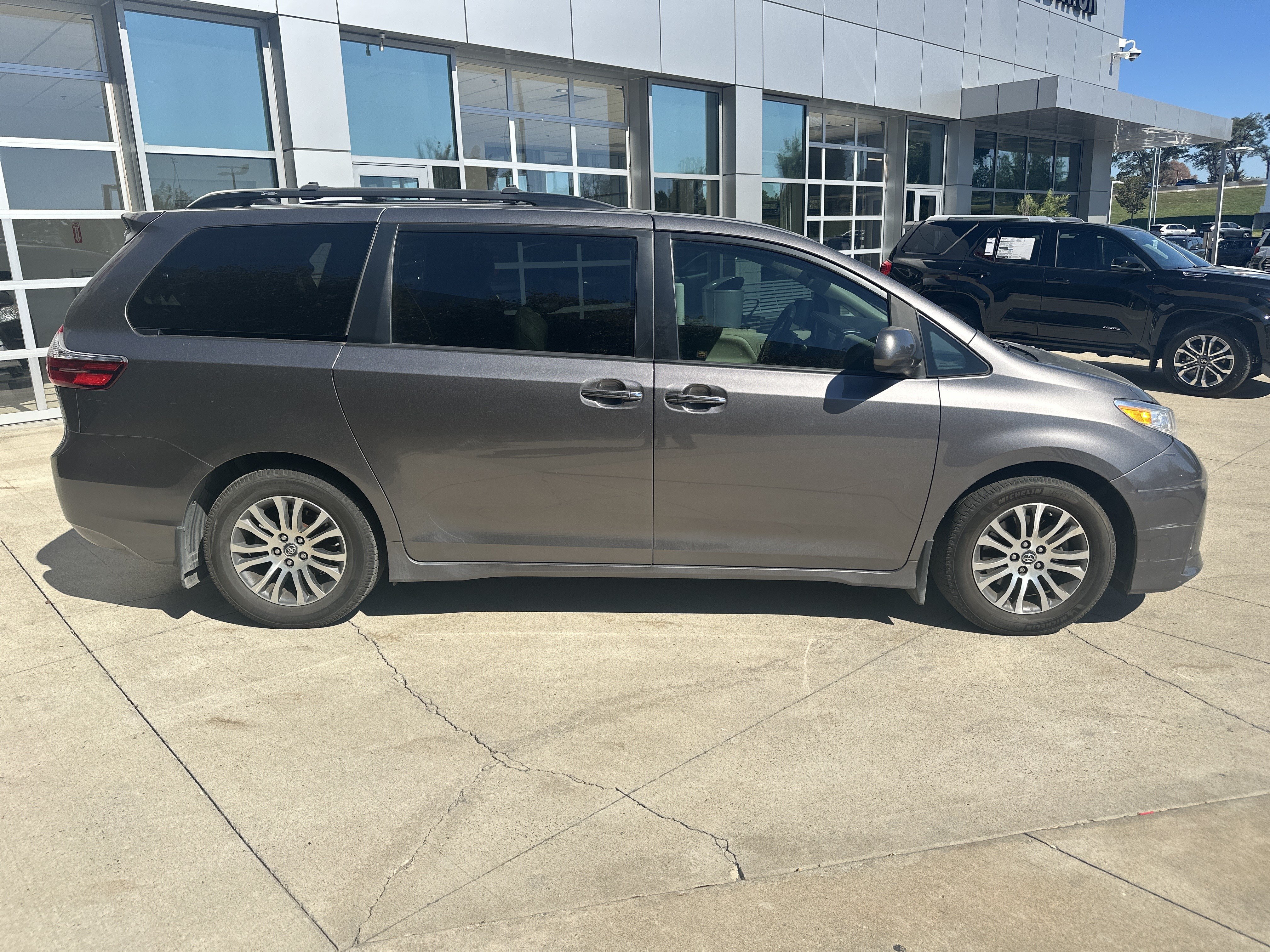 Used 2018 Toyota Sienna XLE w/ XLE Navigation Package FWD image 10