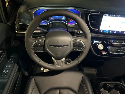 New 2026 Chrysler Pacifica Select image 13
