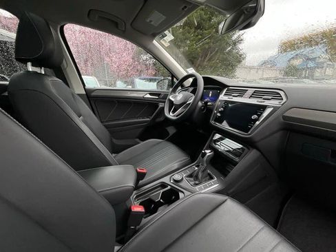 Used 2022 Volkswagen Tiguan SE image 18