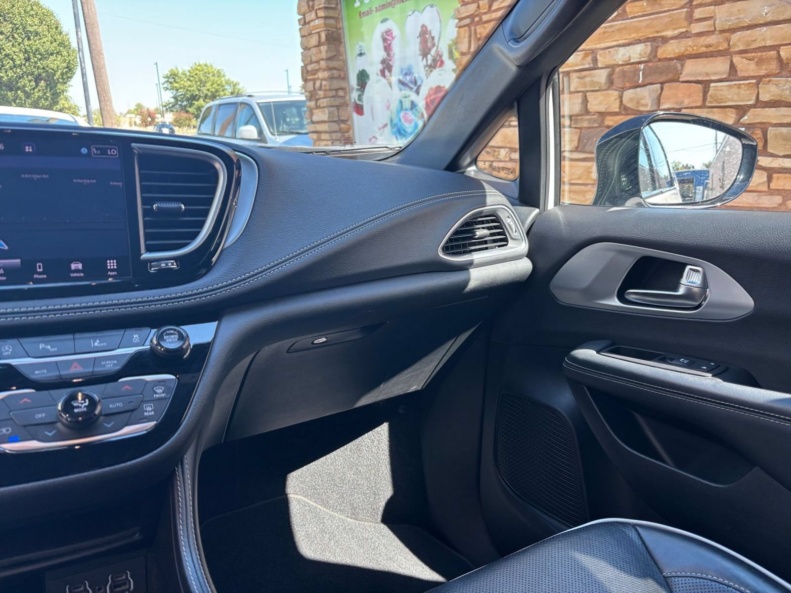 Used 2025 Chrysler Pacifica Limited FWD image 39