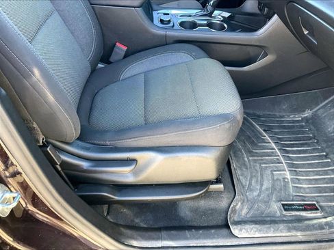 Used 2023 Chevrolet Traverse LT w/ Rear Camera Mirror Package image 36