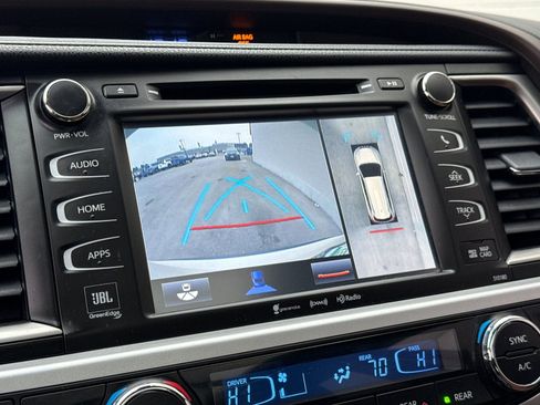 Used 2018 Toyota Highlander image 22
