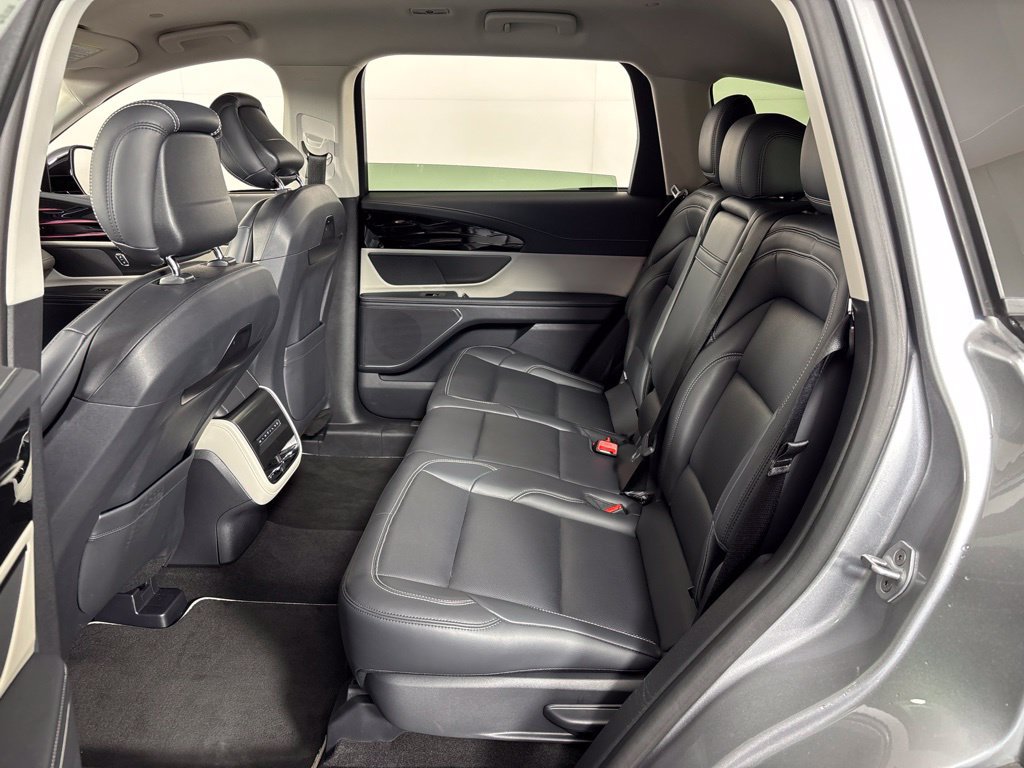 Used 2025 Lincoln Nautilus Premier AWD/4WD image 23
