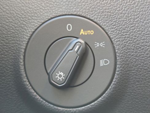 Used 2024 Volkswagen Taos SE image 11