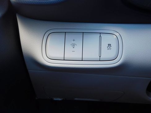 Used 2025 Hyundai Venue Limited FWD image 26
