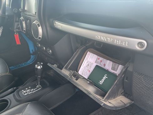 Used 2017 Jeep Wrangler Unlimited Rubicon w/ Connectivity Group image 24