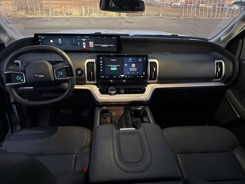 Used 2025 Ford Expedition Active image 9