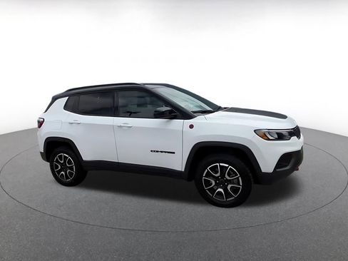 Used 2025 Jeep Compass Trailhawk AWD/4WD image 2