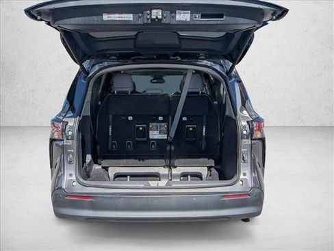 Used 2024 Toyota Sienna XLE image 7
