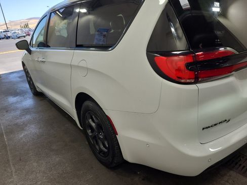 Used 2023 Chrysler Pacifica Touring-L w/ S Appearance Package FWD image 4